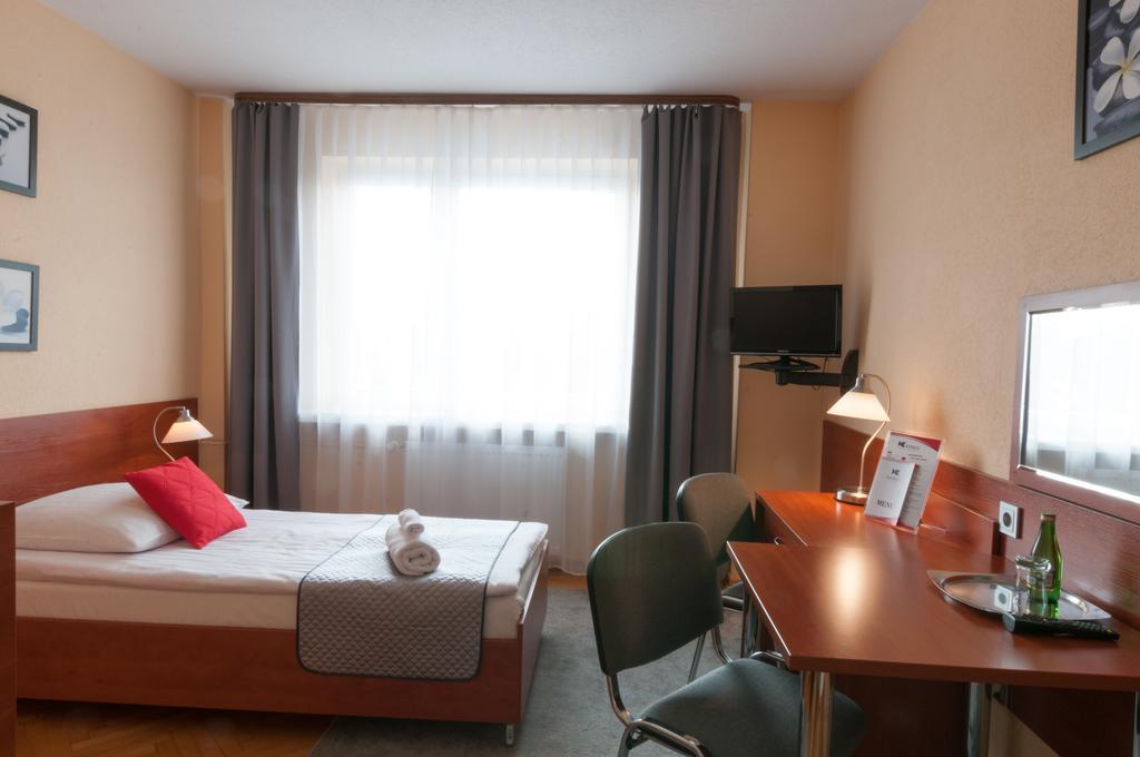Hotel Komes Skarżysko-Kamienna Kültér fotó