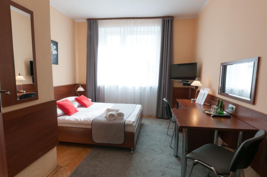Hotel Komes Skarżysko-Kamienna Kültér fotó