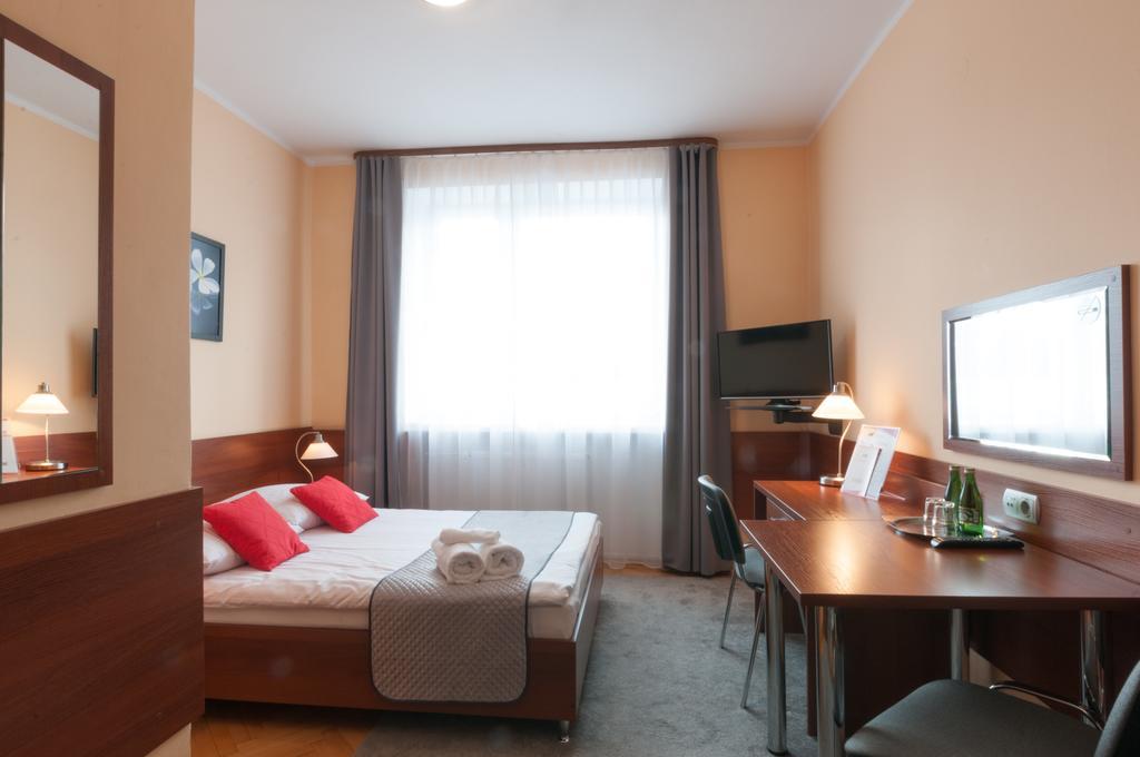 Hotel Komes Skarżysko-Kamienna Kültér fotó