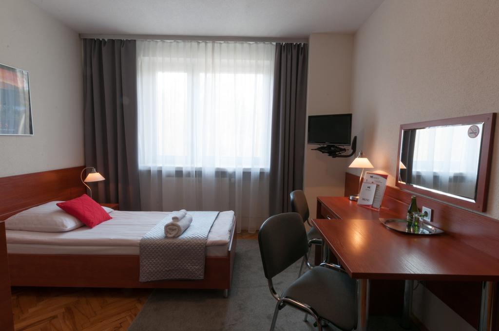 Hotel Komes Skarżysko-Kamienna Kültér fotó